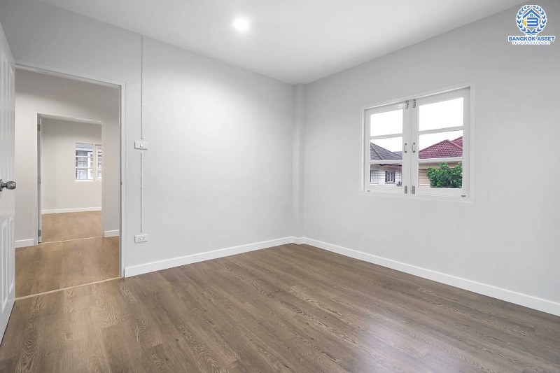 บ้านมือสองตกแต่งใหม่ ม.ลภาวัน9 ชัยพฤกษ์-ปากเกร็ด พบความสุขไซส์ใหญ่ ในราคาสุดคุ้ม! บนเนื้อที่ 60 ตร.ว. ฟังก์ชั่น 3 ห้องนอน 2 ห้องน้ำ 2 ที่จอดรถ บนทำเลที่ดีที่สุด เพียง 350 เมตรจากถนนชัยพฤกษ์ ใกล้เซ็นทรัลแจ้งวัฒนะ และรถไฟฟ้าสายสีม่วง "สถานีบางพลู"...