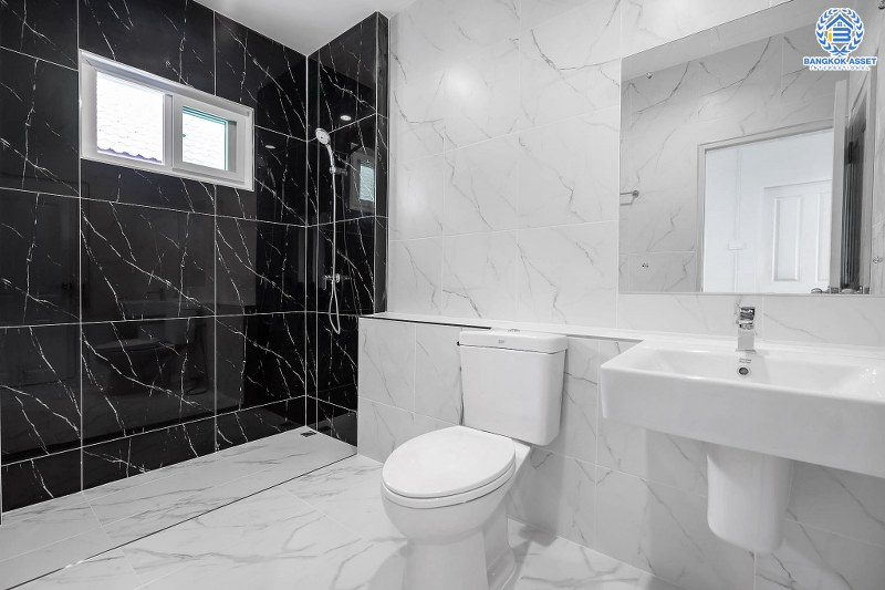 บ้านมือสองตกแต่งใหม่ ม.ลภาวัน9 ชัยพฤกษ์-ปากเกร็ด พบความสุขไซส์ใหญ่ ในราคาสุดคุ้ม! บนเนื้อที่ 60 ตร.ว. ฟังก์ชั่น 3 ห้องนอน 2 ห้องน้ำ 2 ที่จอดรถ บนทำเลที่ดีที่สุด เพียง 350 เมตรจากถนนชัยพฤกษ์ ใกล้เซ็นทรัลแจ้งวัฒนะ และรถไฟฟ้าสายสีม่วง "สถานีบางพลู"...