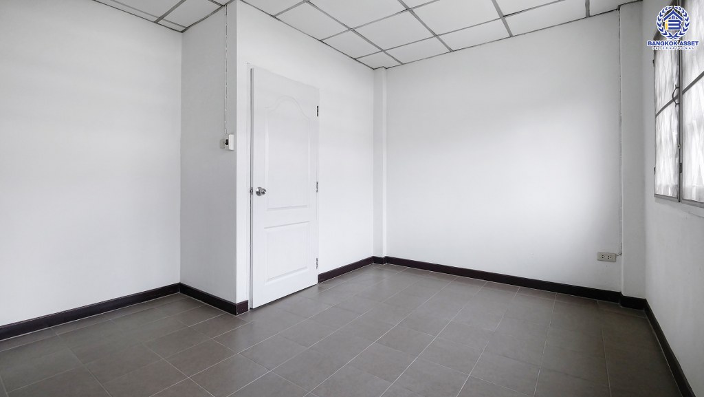 ทาวน์เฮ้าส์มือสองนนทบุรี ม.ร่มรื่นวิลล์ ราชพฤกษ์-กาญจนาภิเษก (ซ.สวนผัก32) บ้านพร้อมอยู่ เนื้อที่ 16 ตร.ว. ฟังก์ชั่น 2 ห้องนอน 2 ห้องน้ำ มีครัวเคาน์เตอร์ บนทำเลเชื่อมต่อหลายเส้นทาง ใกล้ The Walk ราชพฤกษ์ และจุดขึ้นทางด่วน "ศรีรัช"