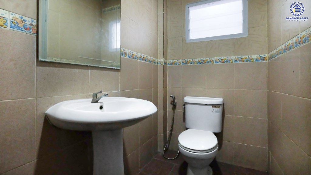 ทาวน์เฮ้าส์มือสองนนทบุรี ม.ร่มรื่นวิลล์ ราชพฤกษ์-กาญจนาภิเษก (ซ.สวนผัก32) บ้านพร้อมอยู่ เนื้อที่ 16 ตร.ว. ฟังก์ชั่น 2 ห้องนอน 2 ห้องน้ำ มีครัวเคาน์เตอร์ บนทำเลเชื่อมต่อหลายเส้นทาง ใกล้ The Walk ราชพฤกษ์ และจุดขึ้นทางด่วน "ศรีรัช"