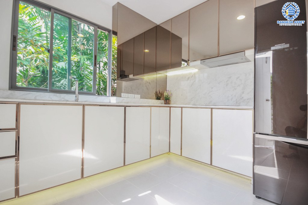 บ้านเดี่ยวมือสองนนทบุรี ห้องมุม! ม.เพอร์เฟคเพลส แจ้งวัฒนะ เนื้อที่ 70 ตร.ว. ฟังก์ชั่น 4 ห้องนอน 3 ห้องน้ำ ตกแต่งบิ้วท์อินหรูทั้งหลังแบบบ้านตัวอย่าง พร้อมแอร์ฝัง มีความเป็นส่วนตัว หน้าบ้านไม่ชนใคร บนทำเลศักยภาพ ใกล้เซ็นทรัลแจ้งวัฒนะ รถไฟฟ้า และทางด่วน!