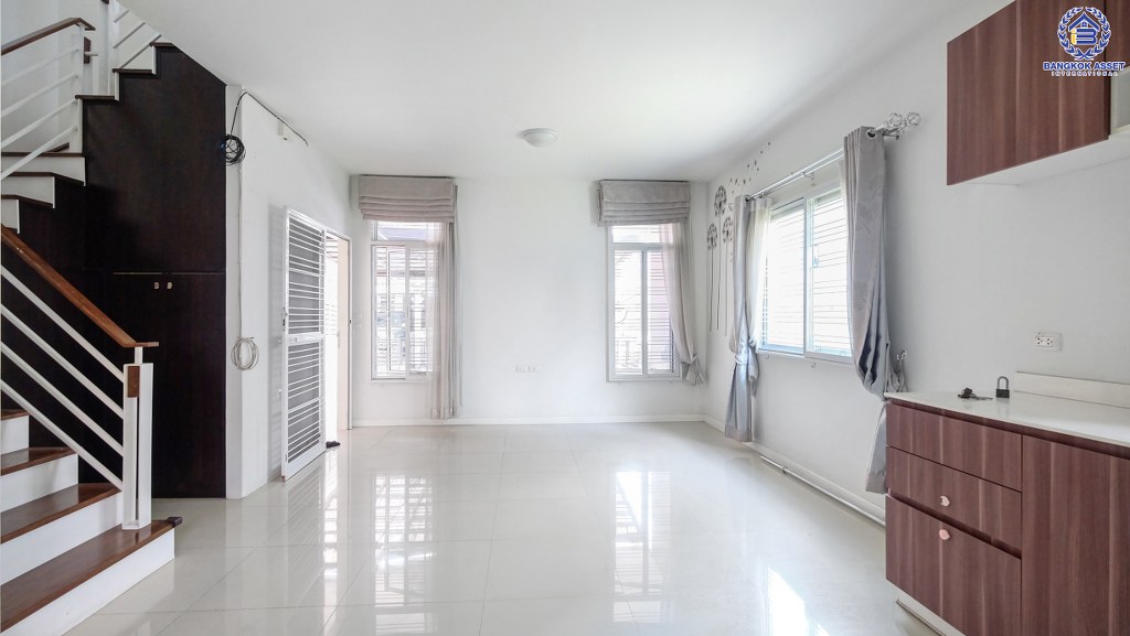 ทาวน์เฮ้าส์มือสองนนทบุรี ห้องมุม! ม.ฮาบิทาวน์ โฟลด์ ติวานนท์-แจ้งวัฒนะ แบรนด์แสนสิริ* หลังใหญ่สุดคุ้ม! ดีไซน์ทันสมัย เนื้อที่ 25.9 ตร.ว. ฟังก์ชั่น 3 ห้องนอน 2 ห้องน้ำ จอดรถได้ 2 คัน แถมแอร์ 4 เครื่อง เดินทางสะดวกบนทำเลติดถ.ติวานนท์ ใกล้จุดขึ้น–ลงทางด่วนศรีสมาน ราคาพิเศษสุดๆ