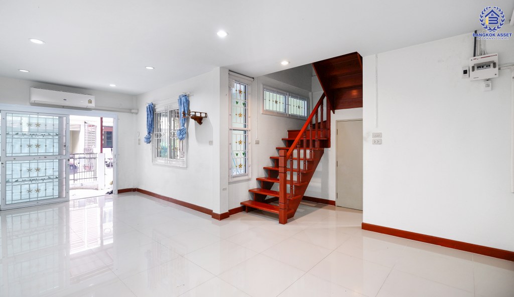 ทาวน์เฮ้าส์มือสองนนทบุรี ม.บัวทองธานีพาร์ควิลล์12 กาญจนาภิเษก (ซ.จันทร์ทองเอี่ยม) เนื้อที่ 21 ตร.ว. ฟังก์ชั่น 3 ห้องนอน 2 ห้องน้ำ แถมแอร์ 3 เครื่อง ต่อเติมครัว-โรงรถพร้อมอยู่ บนทำเลเดินทางสะดวก ใกล้เซ็นทรัลเวสต์เกต เพียง 5 นาทีจากสถานีคลองบางไผ่ ราคาสุดคุ้ม!...