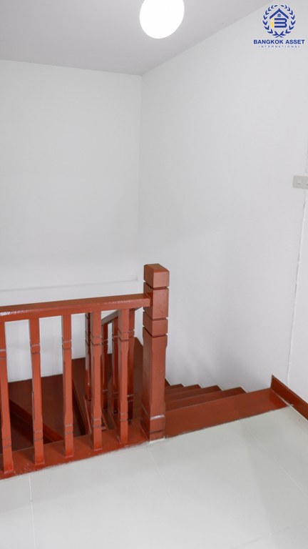 ทาวน์เฮ้าส์มือสองนนทบุรี ม.บัวทองธานีพาร์ควิลล์12 กาญจนาภิเษก (ซ.จันทร์ทองเอี่ยม) เนื้อที่ 21 ตร.ว. ฟังก์ชั่น 3 ห้องนอน 2 ห้องน้ำ แถมแอร์ 3 เครื่อง ต่อเติมครัว-โรงรถพร้อมอยู่ บนทำเลเดินทางสะดวก ใกล้เซ็นทรัลเวสต์เกต เพียง 5 นาทีจากสถานีคลองบางไผ่ ราคาสุดคุ้ม!...