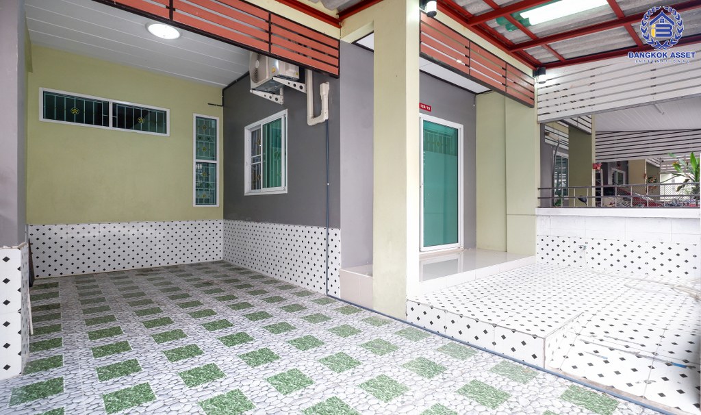 ทาวน์เฮ้าส์มือสองนนทบุรี ม.บัวทองธานีพาร์ควิลล์12 กาญจนาภิเษก (ซ.จันทร์ทองเอี่ยม) เนื้อที่ 21 ตร.ว. ฟังก์ชั่น 3 ห้องนอน 2 ห้องน้ำ แถมแอร์ 3 เครื่อง ต่อเติมครัว-โรงรถพร้อมอยู่ บนทำเลเดินทางสะดวก ใกล้เซ็นทรัลเวสต์เกต เพียง 5 นาทีจากสถานีคลองบางไผ่ ราคาสุดคุ้ม!...