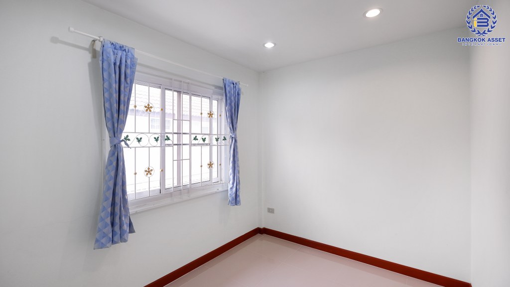 ทาวน์เฮ้าส์มือสองนนทบุรี ม.บัวทองธานีพาร์ควิลล์12 กาญจนาภิเษก (ซ.จันทร์ทองเอี่ยม) เนื้อที่ 21 ตร.ว. ฟังก์ชั่น 3 ห้องนอน 2 ห้องน้ำ แถมแอร์ 3 เครื่อง ต่อเติมครัว-โรงรถพร้อมอยู่ บนทำเลเดินทางสะดวก ใกล้เซ็นทรัลเวสต์เกต เพียง 5 นาทีจากสถานีคลองบางไผ่ ราคาสุดคุ้ม!...