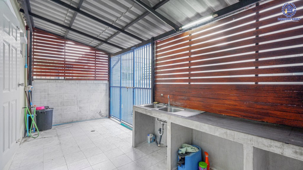 ทาวน์เฮ้าส์มือสองนนทบุรี ม.บัวทองธานีพาร์ควิลล์12 กาญจนาภิเษก (ซ.จันทร์ทองเอี่ยม) เนื้อที่ 21 ตร.ว. ฟังก์ชั่น 3 ห้องนอน 2 ห้องน้ำ แถมแอร์ 3 เครื่อง ต่อเติมครัว-โรงรถพร้อมอยู่ บนทำเลเดินทางสะดวก ใกล้เซ็นทรัลเวสต์เกต เพียง 5 นาทีจากสถานีคลองบางไผ่ ราคาสุดคุ้ม!...