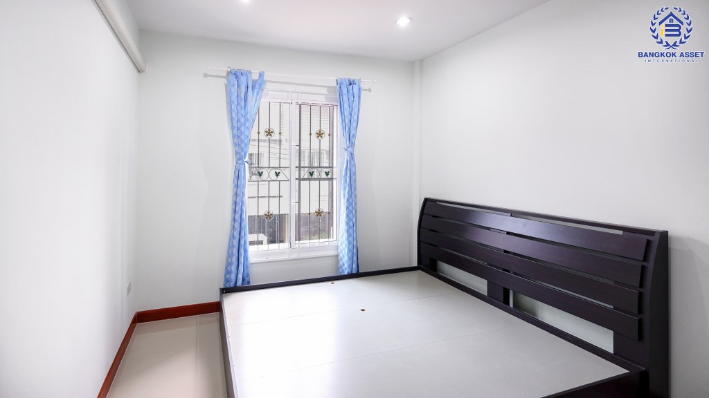 ทาวน์เฮ้าส์มือสองนนทบุรี ม.บัวทองธานีพาร์ควิลล์12 กาญจนาภิเษก (ซ.จันทร์ทองเอี่ยม) เนื้อที่ 21 ตร.ว. ฟังก์ชั่น 3 ห้องนอน 2 ห้องน้ำ แถมแอร์ 3 เครื่อง ต่อเติมครัว-โรงรถพร้อมอยู่ บนทำเลเดินทางสะดวก ใกล้เซ็นทรัลเวสต์เกต เพียง 5 นาทีจากสถานีคลองบางไผ่ ราคาสุดคุ้ม!...