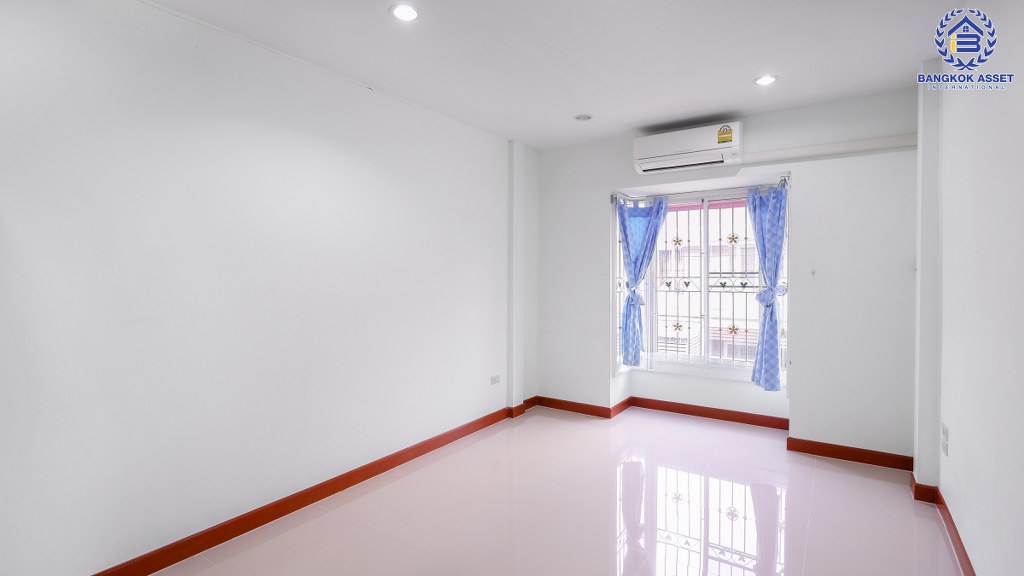 ทาวน์เฮ้าส์มือสองนนทบุรี ม.บัวทองธานีพาร์ควิลล์12 กาญจนาภิเษก (ซ.จันทร์ทองเอี่ยม) เนื้อที่ 21 ตร.ว. ฟังก์ชั่น 3 ห้องนอน 2 ห้องน้ำ แถมแอร์ 3 เครื่อง ต่อเติมครัว-โรงรถพร้อมอยู่ บนทำเลเดินทางสะดวก ใกล้เซ็นทรัลเวสต์เกต เพียง 5 นาทีจากสถานีคลองบางไผ่ ราคาสุดคุ้ม!...