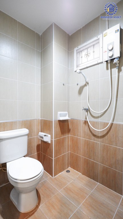 ทาวน์เฮ้าส์มือสองนนทบุรี ม.บัวทองธานีพาร์ควิลล์12 กาญจนาภิเษก (ซ.จันทร์ทองเอี่ยม) เนื้อที่ 21 ตร.ว. ฟังก์ชั่น 3 ห้องนอน 2 ห้องน้ำ แถมแอร์ 3 เครื่อง ต่อเติมครัว-โรงรถพร้อมอยู่ บนทำเลเดินทางสะดวก ใกล้เซ็นทรัลเวสต์เกต เพียง 5 นาทีจากสถานีคลองบางไผ่ ราคาสุดคุ้ม!...