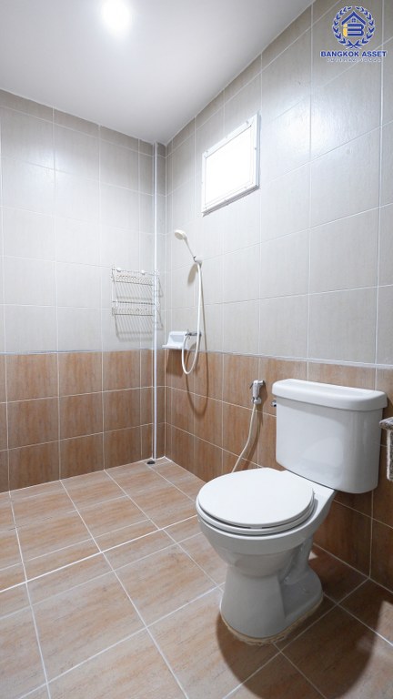 ทาวน์เฮ้าส์มือสองนนทบุรี ม.บัวทองธานีพาร์ควิลล์12 กาญจนาภิเษก (ซ.จันทร์ทองเอี่ยม) เนื้อที่ 21 ตร.ว. ฟังก์ชั่น 3 ห้องนอน 2 ห้องน้ำ แถมแอร์ 3 เครื่อง ต่อเติมครัว-โรงรถพร้อมอยู่ บนทำเลเดินทางสะดวก ใกล้เซ็นทรัลเวสต์เกต เพียง 5 นาทีจากสถานีคลองบางไผ่ ราคาสุดคุ้ม!...