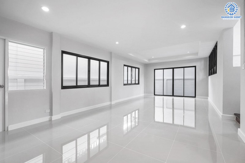 บ้านมือสองตกแต่งใหม่ ม.ภัทรไพรเวท3 บางบัวทอง-MRT บางพลู หลังใหญ่พร้อมอยู่  เนื้อที่ 60 ตร.ว. ตกแต่งสไตล์โมเดิร์น เพดานสูง พร้อมผนังกระจกบานใหญ่ ฟังก์ชั่น 3 ห้องนอน 2 ห้องน้ำ บนทำเลเชื่อมต่อรัตนาธิเบศร์ ชัยพฤกษ์ ราชพฤกษ์ ใกล้เซ็นทรัลฯ และรถไฟฟ้า "สถานีบางพลู"