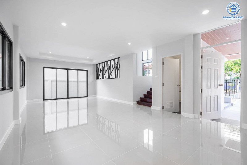 บ้านมือสองตกแต่งใหม่ ม.ภัทรไพรเวท3 บางบัวทอง-MRT บางพลู หลังใหญ่พร้อมอยู่  เนื้อที่ 60 ตร.ว. ตกแต่งสไตล์โมเดิร์น เพดานสูง พร้อมผนังกระจกบานใหญ่ ฟังก์ชั่น 3 ห้องนอน 2 ห้องน้ำ บนทำเลเชื่อมต่อรัตนาธิเบศร์ ชัยพฤกษ์ ราชพฤกษ์ ใกล้เซ็นทรัลฯ และรถไฟฟ้า "สถานีบางพลู"