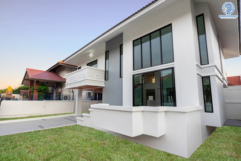 บ้านมือสองตกแต่งใหม่ ม.ภัทรไพรเวท3 บางบัวทอง-MRT บางพลู หลังใหญ่พร้อมอยู่  เนื้อที่ 60 ตร.ว. ตกแต่งสไตล์โมเดิร์น เพดานสูง พร้อมผนังกระจกบานใหญ่ ฟังก์ชั่น 3 ห้องนอน 2 ห้องน้ำ บนทำเลเชื่อมต่อรัตนาธิเบศร์ ชัยพฤกษ์ ราชพฤกษ์ ใกล้เซ็นทรัลฯ และรถไฟฟ้า "สถานีบางพลู"