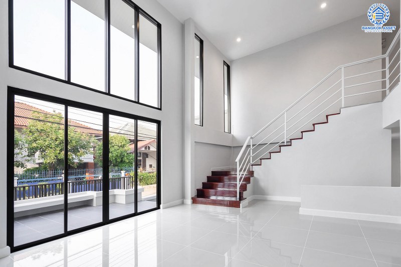 บ้านมือสองตกแต่งใหม่ ม.ภัทรไพรเวท3 บางบัวทอง-MRT บางพลู หลังใหญ่พร้อมอยู่  เนื้อที่ 60 ตร.ว. ตกแต่งสไตล์โมเดิร์น เพดานสูง พร้อมผนังกระจกบานใหญ่ ฟังก์ชั่น 3 ห้องนอน 2 ห้องน้ำ บนทำเลเชื่อมต่อรัตนาธิเบศร์ ชัยพฤกษ์ ราชพฤกษ์ ใกล้เซ็นทรัลฯ และรถไฟฟ้า "สถานีบางพลู"