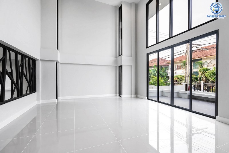 บ้านมือสองตกแต่งใหม่ ม.ภัทรไพรเวท3 บางบัวทอง-MRT บางพลู หลังใหญ่พร้อมอยู่  เนื้อที่ 60 ตร.ว. ตกแต่งสไตล์โมเดิร์น เพดานสูง พร้อมผนังกระจกบานใหญ่ ฟังก์ชั่น 3 ห้องนอน 2 ห้องน้ำ บนทำเลเชื่อมต่อรัตนาธิเบศร์ ชัยพฤกษ์ ราชพฤกษ์ ใกล้เซ็นทรัลฯ และรถไฟฟ้า "สถานีบางพลู"