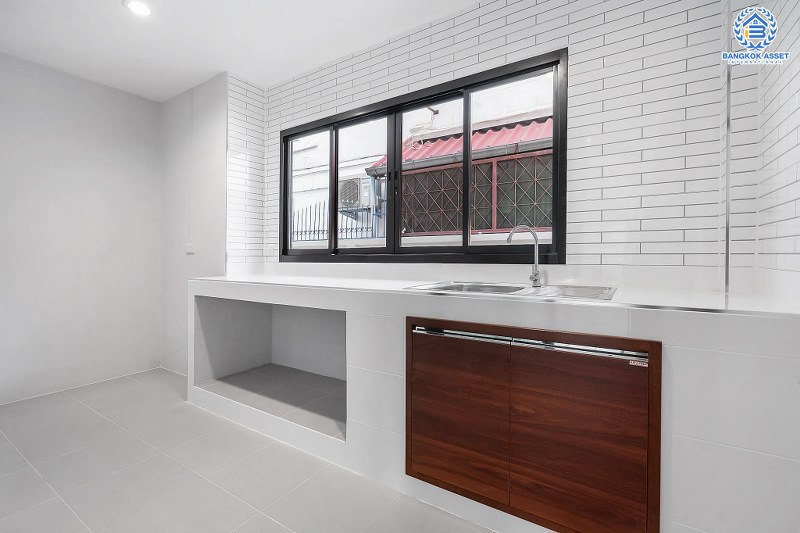 บ้านมือสองตกแต่งใหม่ ม.ภัทรไพรเวท3 บางบัวทอง-MRT บางพลู หลังใหญ่พร้อมอยู่  เนื้อที่ 60 ตร.ว. ตกแต่งสไตล์โมเดิร์น เพดานสูง พร้อมผนังกระจกบานใหญ่ ฟังก์ชั่น 3 ห้องนอน 2 ห้องน้ำ บนทำเลเชื่อมต่อรัตนาธิเบศร์ ชัยพฤกษ์ ราชพฤกษ์ ใกล้เซ็นทรัลฯ และรถไฟฟ้า "สถานีบางพลู"