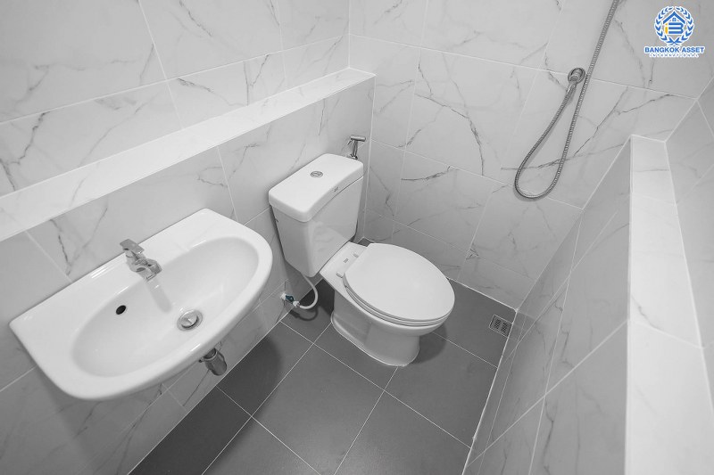 บ้านมือสองตกแต่งใหม่ ม.ภัทรไพรเวท3 บางบัวทอง-MRT บางพลู หลังใหญ่พร้อมอยู่  เนื้อที่ 60 ตร.ว. ตกแต่งสไตล์โมเดิร์น เพดานสูง พร้อมผนังกระจกบานใหญ่ ฟังก์ชั่น 3 ห้องนอน 2 ห้องน้ำ บนทำเลเชื่อมต่อรัตนาธิเบศร์ ชัยพฤกษ์ ราชพฤกษ์ ใกล้เซ็นทรัลฯ และรถไฟฟ้า "สถานีบางพลู"