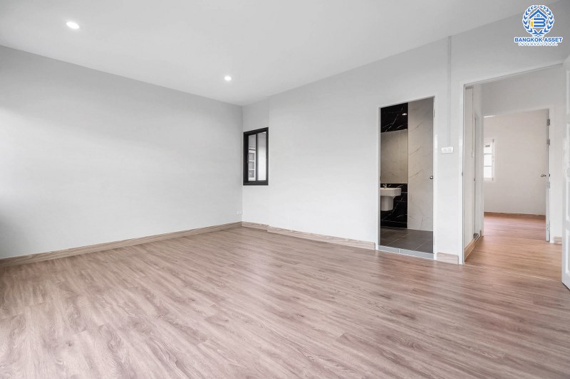 บ้านมือสองตกแต่งใหม่ ม.ภัทรไพรเวท3 บางบัวทอง-MRT บางพลู หลังใหญ่พร้อมอยู่  เนื้อที่ 60 ตร.ว. ตกแต่งสไตล์โมเดิร์น เพดานสูง พร้อมผนังกระจกบานใหญ่ ฟังก์ชั่น 3 ห้องนอน 2 ห้องน้ำ บนทำเลเชื่อมต่อรัตนาธิเบศร์ ชัยพฤกษ์ ราชพฤกษ์ ใกล้เซ็นทรัลฯ และรถไฟฟ้า "สถานีบางพลู"