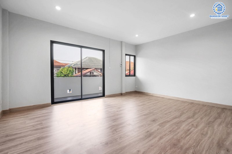 บ้านมือสองตกแต่งใหม่ ม.ภัทรไพรเวท3 บางบัวทอง-MRT บางพลู หลังใหญ่พร้อมอยู่  เนื้อที่ 60 ตร.ว. ตกแต่งสไตล์โมเดิร์น เพดานสูง พร้อมผนังกระจกบานใหญ่ ฟังก์ชั่น 3 ห้องนอน 2 ห้องน้ำ บนทำเลเชื่อมต่อรัตนาธิเบศร์ ชัยพฤกษ์ ราชพฤกษ์ ใกล้เซ็นทรัลฯ และรถไฟฟ้า "สถานีบางพลู"