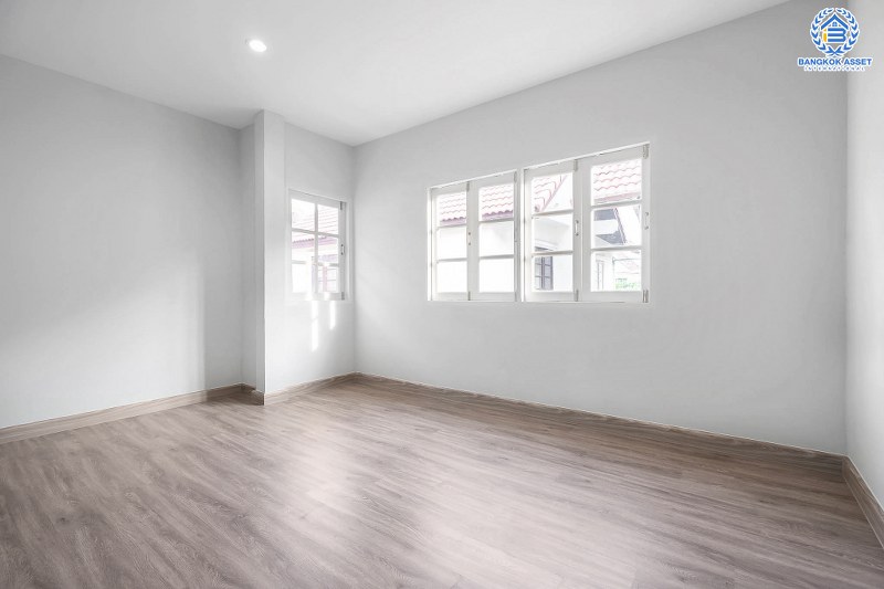 บ้านมือสองตกแต่งใหม่ ม.ภัทรไพรเวท3 บางบัวทอง-MRT บางพลู หลังใหญ่พร้อมอยู่  เนื้อที่ 60 ตร.ว. ตกแต่งสไตล์โมเดิร์น เพดานสูง พร้อมผนังกระจกบานใหญ่ ฟังก์ชั่น 3 ห้องนอน 2 ห้องน้ำ บนทำเลเชื่อมต่อรัตนาธิเบศร์ ชัยพฤกษ์ ราชพฤกษ์ ใกล้เซ็นทรัลฯ และรถไฟฟ้า "สถานีบางพลู"