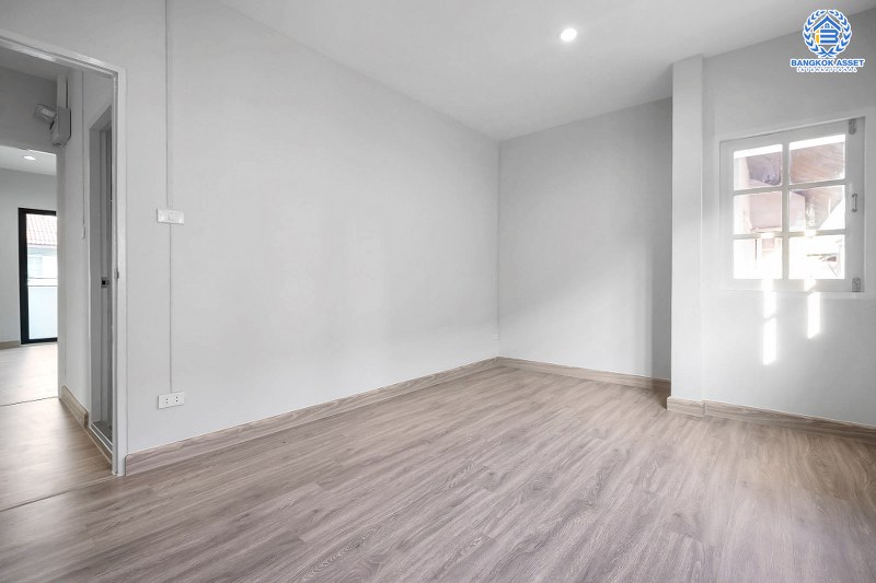 บ้านมือสองตกแต่งใหม่ ม.ภัทรไพรเวท3 บางบัวทอง-MRT บางพลู หลังใหญ่พร้อมอยู่  เนื้อที่ 60 ตร.ว. ตกแต่งสไตล์โมเดิร์น เพดานสูง พร้อมผนังกระจกบานใหญ่ ฟังก์ชั่น 3 ห้องนอน 2 ห้องน้ำ บนทำเลเชื่อมต่อรัตนาธิเบศร์ ชัยพฤกษ์ ราชพฤกษ์ ใกล้เซ็นทรัลฯ และรถไฟฟ้า "สถานีบางพลู"