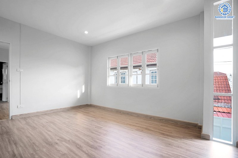 บ้านมือสองตกแต่งใหม่ ม.ภัทรไพรเวท3 บางบัวทอง-MRT บางพลู หลังใหญ่พร้อมอยู่  เนื้อที่ 60 ตร.ว. ตกแต่งสไตล์โมเดิร์น เพดานสูง พร้อมผนังกระจกบานใหญ่ ฟังก์ชั่น 3 ห้องนอน 2 ห้องน้ำ บนทำเลเชื่อมต่อรัตนาธิเบศร์ ชัยพฤกษ์ ราชพฤกษ์ ใกล้เซ็นทรัลฯ และรถไฟฟ้า "สถานีบางพลู"