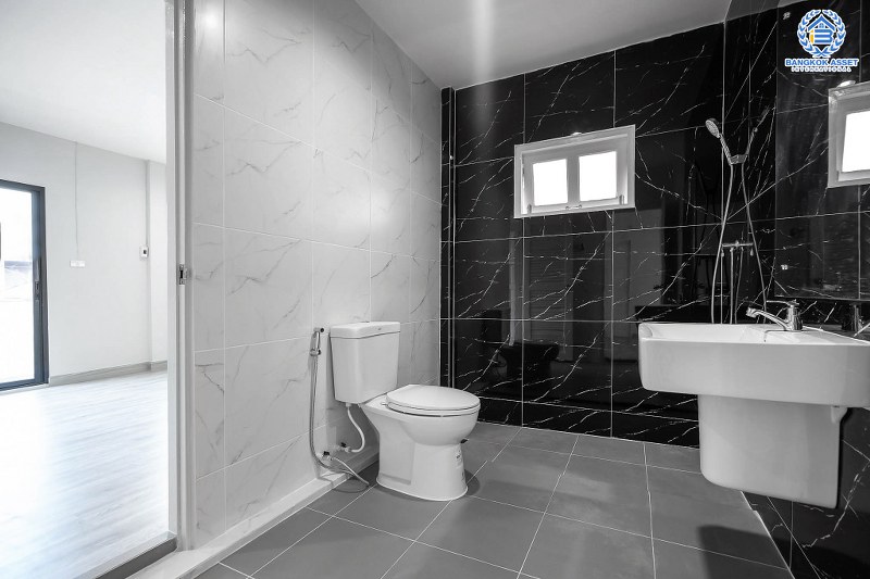 บ้านมือสองตกแต่งใหม่ ม.ภัทรไพรเวท3 บางบัวทอง-MRT บางพลู หลังใหญ่พร้อมอยู่  เนื้อที่ 60 ตร.ว. ตกแต่งสไตล์โมเดิร์น เพดานสูง พร้อมผนังกระจกบานใหญ่ ฟังก์ชั่น 3 ห้องนอน 2 ห้องน้ำ บนทำเลเชื่อมต่อรัตนาธิเบศร์ ชัยพฤกษ์ ราชพฤกษ์ ใกล้เซ็นทรัลฯ และรถไฟฟ้า "สถานีบางพลู"