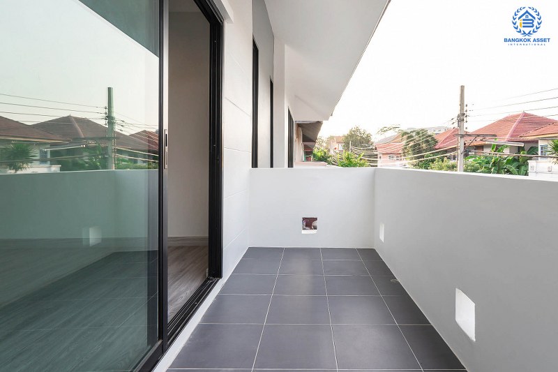 บ้านมือสองตกแต่งใหม่ ม.ภัทรไพรเวท3 บางบัวทอง-MRT บางพลู หลังใหญ่พร้อมอยู่  เนื้อที่ 60 ตร.ว. ตกแต่งสไตล์โมเดิร์น เพดานสูง พร้อมผนังกระจกบานใหญ่ ฟังก์ชั่น 3 ห้องนอน 2 ห้องน้ำ บนทำเลเชื่อมต่อรัตนาธิเบศร์ ชัยพฤกษ์ ราชพฤกษ์ ใกล้เซ็นทรัลฯ และรถไฟฟ้า "สถานีบางพลู"