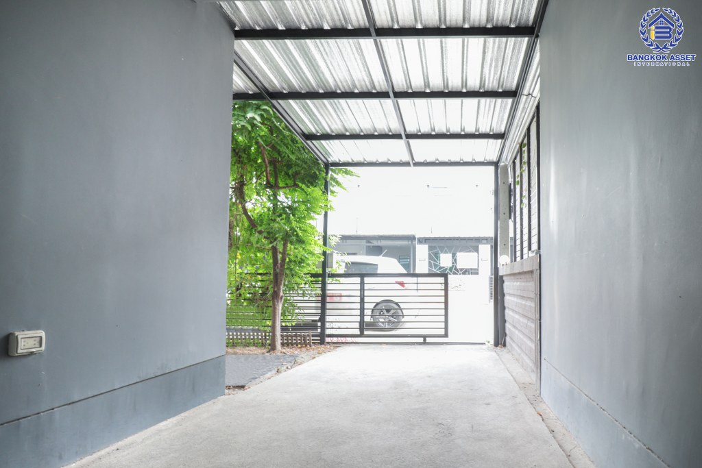 ทาวน์เฮ้าส์มือสอง สไตล์โมเดิร์น แบรนด์แสนสิริ* ม.เมททาวน์ ปทุมธานี-ติวานนท์ เนื้อที่ 17.8 ตร.ว. ฟังก์ชั่น 3 ห้องนอน 2 ห้องน้ำ พร้อมอยู่ ส่วนกลางครบครัน บนทำเลเดินทางสะดวก ติดถนนใหญ่ ใกล้โรงเรียนหอวังฯ และทางด่วนศรีสมาน...