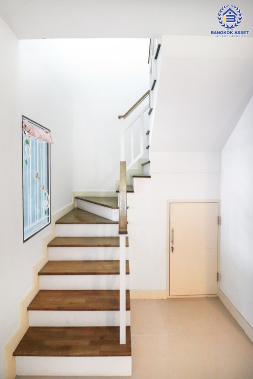 ทาวน์เฮ้าส์มือสอง สไตล์โมเดิร์น แบรนด์แสนสิริ* ม.เมททาวน์ ปทุมธานี-ติวานนท์ เนื้อที่ 17.8 ตร.ว. ฟังก์ชั่น 3 ห้องนอน 2 ห้องน้ำ พร้อมอยู่ ส่วนกลางครบครัน บนทำเลเดินทางสะดวก ติดถนนใหญ่ ใกล้โรงเรียนหอวังฯ และทางด่วนศรีสมาน...