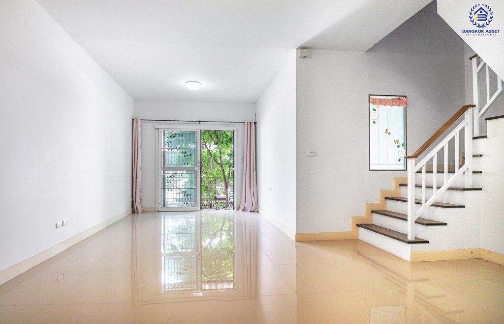 ทาวน์เฮ้าส์มือสอง สไตล์โมเดิร์น แบรนด์แสนสิริ* ม.เมททาวน์ ปทุมธานี-ติวานนท์ เนื้อที่ 17.8 ตร.ว. ฟังก์ชั่น 3 ห้องนอน 2 ห้องน้ำ พร้อมอยู่ ส่วนกลางครบครัน บนทำเลเดินทางสะดวก ติดถนนใหญ่ ใกล้โรงเรียนหอวังฯ และทางด่วนศรีสมาน...