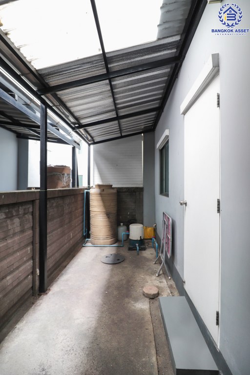 ทาวน์เฮ้าส์มือสอง สไตล์โมเดิร์น แบรนด์แสนสิริ* ม.เมททาวน์ ปทุมธานี-ติวานนท์ เนื้อที่ 17.8 ตร.ว. ฟังก์ชั่น 3 ห้องนอน 2 ห้องน้ำ พร้อมอยู่ ส่วนกลางครบครัน บนทำเลเดินทางสะดวก ติดถนนใหญ่ ใกล้โรงเรียนหอวังฯ และทางด่วนศรีสมาน...