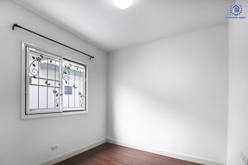 ทาวน์เฮ้าส์มือสอง สไตล์โมเดิร์น แบรนด์แสนสิริ* ม.เมททาวน์ ปทุมธานี-ติวานนท์ เนื้อที่ 17.8 ตร.ว. ฟังก์ชั่น 3 ห้องนอน 2 ห้องน้ำ พร้อมอยู่ ส่วนกลางครบครัน บนทำเลเดินทางสะดวก ติดถนนใหญ่ ใกล้โรงเรียนหอวังฯ และทางด่วนศรีสมาน...