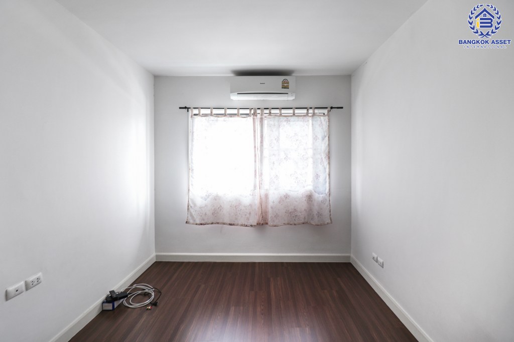 ทาวน์เฮ้าส์มือสอง สไตล์โมเดิร์น แบรนด์แสนสิริ* ม.เมททาวน์ ปทุมธานี-ติวานนท์ เนื้อที่ 17.8 ตร.ว. ฟังก์ชั่น 3 ห้องนอน 2 ห้องน้ำ พร้อมอยู่ ส่วนกลางครบครัน บนทำเลเดินทางสะดวก ติดถนนใหญ่ ใกล้โรงเรียนหอวังฯ และทางด่วนศรีสมาน...