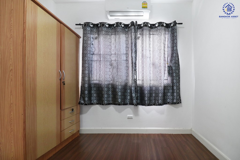 ทาวน์เฮ้าส์มือสอง สไตล์โมเดิร์น แบรนด์แสนสิริ* ม.เมททาวน์ ปทุมธานี-ติวานนท์ เนื้อที่ 17.8 ตร.ว. ฟังก์ชั่น 3 ห้องนอน 2 ห้องน้ำ พร้อมอยู่ ส่วนกลางครบครัน บนทำเลเดินทางสะดวก ติดถนนใหญ่ ใกล้โรงเรียนหอวังฯ และทางด่วนศรีสมาน...