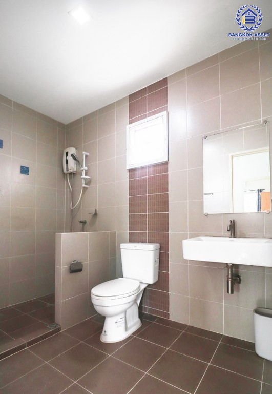 ทาวน์เฮ้าส์มือสอง สไตล์โมเดิร์น แบรนด์แสนสิริ* ม.เมททาวน์ ปทุมธานี-ติวานนท์ เนื้อที่ 17.8 ตร.ว. ฟังก์ชั่น 3 ห้องนอน 2 ห้องน้ำ พร้อมอยู่ ส่วนกลางครบครัน บนทำเลเดินทางสะดวก ติดถนนใหญ่ ใกล้โรงเรียนหอวังฯ และทางด่วนศรีสมาน...