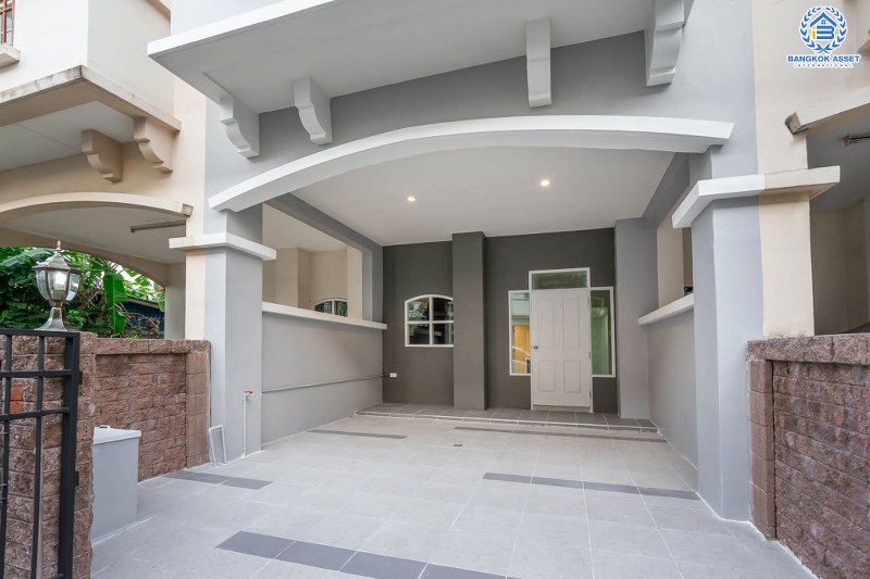 บ้านมือสองตกแต่งใหม่ ม.สรานนท์ ติวานนท์-แจ้งวัฒนะ แต่งครบพร้อมอยู่ เนื้อที่ 18 ตร.ว. ฟังก์ชั่น 4 ห้องนอน 3 ห้องน้ำ กว้างขวางอยู่สบาย บนทำเลติดถนนติวานนท์ ใกล้เซ็นทรัลแจ้งวัฒนะ รองรับรถไฟฟ้าสายอนาคต (สีชมพู)