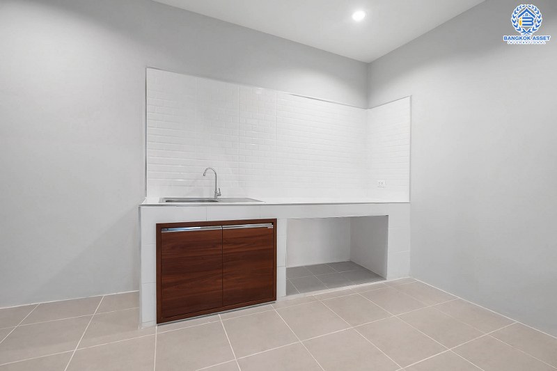 บ้านมือสองตกแต่งใหม่ ม.สรานนท์ ติวานนท์-แจ้งวัฒนะ แต่งครบพร้อมอยู่ เนื้อที่ 18 ตร.ว. ฟังก์ชั่น 4 ห้องนอน 3 ห้องน้ำ กว้างขวางอยู่สบาย บนทำเลติดถนนติวานนท์ ใกล้เซ็นทรัลแจ้งวัฒนะ รองรับรถไฟฟ้าสายอนาคต (สีชมพู)