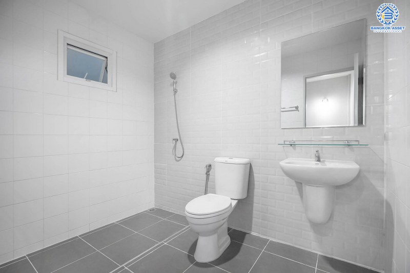 บ้านมือสองตกแต่งใหม่ ม.สรานนท์ ติวานนท์-แจ้งวัฒนะ แต่งครบพร้อมอยู่ เนื้อที่ 18 ตร.ว. ฟังก์ชั่น 4 ห้องนอน 3 ห้องน้ำ กว้างขวางอยู่สบาย บนทำเลติดถนนติวานนท์ ใกล้เซ็นทรัลแจ้งวัฒนะ รองรับรถไฟฟ้าสายอนาคต (สีชมพู)