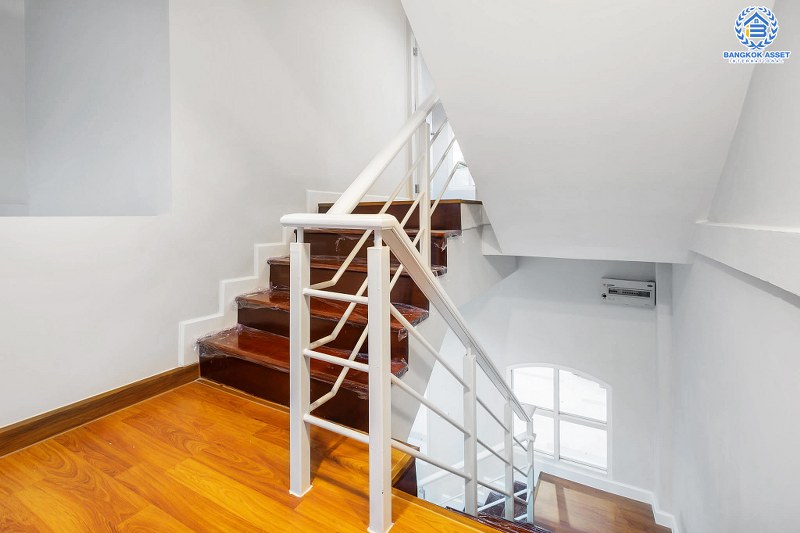 บ้านมือสองตกแต่งใหม่ ม.สรานนท์ ติวานนท์-แจ้งวัฒนะ แต่งครบพร้อมอยู่ เนื้อที่ 18 ตร.ว. ฟังก์ชั่น 4 ห้องนอน 3 ห้องน้ำ กว้างขวางอยู่สบาย บนทำเลติดถนนติวานนท์ ใกล้เซ็นทรัลแจ้งวัฒนะ รองรับรถไฟฟ้าสายอนาคต (สีชมพู)