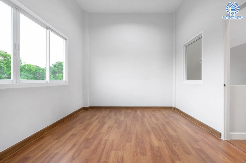 บ้านมือสองตกแต่งใหม่ ม.สรานนท์ ติวานนท์-แจ้งวัฒนะ แต่งครบพร้อมอยู่ เนื้อที่ 18 ตร.ว. ฟังก์ชั่น 4 ห้องนอน 3 ห้องน้ำ กว้างขวางอยู่สบาย บนทำเลติดถนนติวานนท์ ใกล้เซ็นทรัลแจ้งวัฒนะ รองรับรถไฟฟ้าสายอนาคต (สีชมพู)