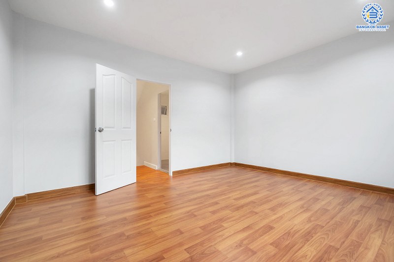 บ้านมือสองตกแต่งใหม่ ม.สรานนท์ ติวานนท์-แจ้งวัฒนะ แต่งครบพร้อมอยู่ เนื้อที่ 18 ตร.ว. ฟังก์ชั่น 4 ห้องนอน 3 ห้องน้ำ กว้างขวางอยู่สบาย บนทำเลติดถนนติวานนท์ ใกล้เซ็นทรัลแจ้งวัฒนะ รองรับรถไฟฟ้าสายอนาคต (สีชมพู)