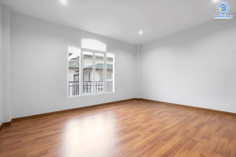 บ้านมือสองตกแต่งใหม่ ม.สรานนท์ ติวานนท์-แจ้งวัฒนะ แต่งครบพร้อมอยู่ เนื้อที่ 18 ตร.ว. ฟังก์ชั่น 4 ห้องนอน 3 ห้องน้ำ กว้างขวางอยู่สบาย บนทำเลติดถนนติวานนท์ ใกล้เซ็นทรัลแจ้งวัฒนะ รองรับรถไฟฟ้าสายอนาคต (สีชมพู)