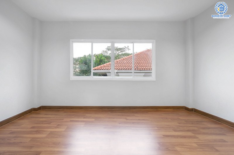 บ้านมือสองตกแต่งใหม่ ม.สรานนท์ ติวานนท์-แจ้งวัฒนะ แต่งครบพร้อมอยู่ เนื้อที่ 18 ตร.ว. ฟังก์ชั่น 4 ห้องนอน 3 ห้องน้ำ กว้างขวางอยู่สบาย บนทำเลติดถนนติวานนท์ ใกล้เซ็นทรัลแจ้งวัฒนะ รองรับรถไฟฟ้าสายอนาคต (สีชมพู)