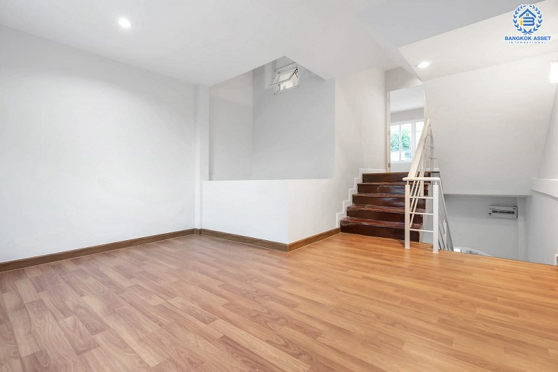 บ้านมือสองตกแต่งใหม่ ม.สรานนท์ ติวานนท์-แจ้งวัฒนะ แต่งครบพร้อมอยู่ เนื้อที่ 18 ตร.ว. ฟังก์ชั่น 4 ห้องนอน 3 ห้องน้ำ กว้างขวางอยู่สบาย บนทำเลติดถนนติวานนท์ ใกล้เซ็นทรัลแจ้งวัฒนะ รองรับรถไฟฟ้าสายอนาคต (สีชมพู)