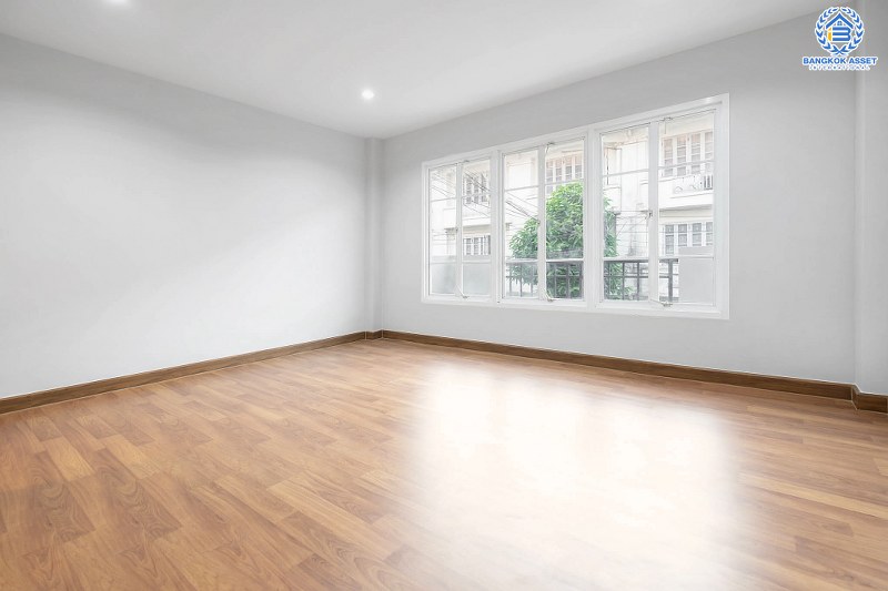 บ้านมือสองตกแต่งใหม่ ม.สรานนท์ ติวานนท์-แจ้งวัฒนะ แต่งครบพร้อมอยู่ เนื้อที่ 18 ตร.ว. ฟังก์ชั่น 4 ห้องนอน 3 ห้องน้ำ กว้างขวางอยู่สบาย บนทำเลติดถนนติวานนท์ ใกล้เซ็นทรัลแจ้งวัฒนะ รองรับรถไฟฟ้าสายอนาคต (สีชมพู)