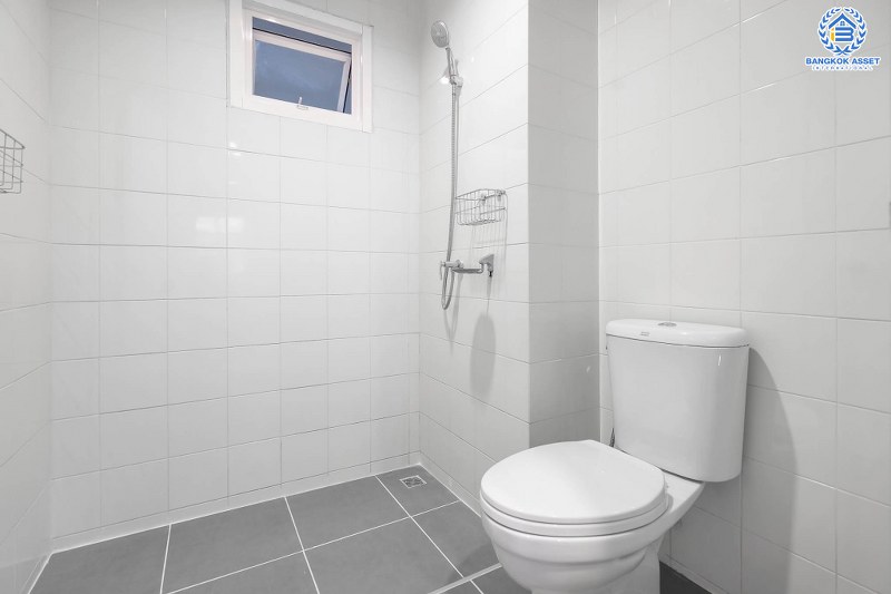 บ้านมือสองตกแต่งใหม่ ม.สรานนท์ ติวานนท์-แจ้งวัฒนะ แต่งครบพร้อมอยู่ เนื้อที่ 18 ตร.ว. ฟังก์ชั่น 4 ห้องนอน 3 ห้องน้ำ กว้างขวางอยู่สบาย บนทำเลติดถนนติวานนท์ ใกล้เซ็นทรัลแจ้งวัฒนะ รองรับรถไฟฟ้าสายอนาคต (สีชมพู)