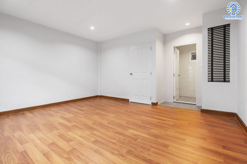 บ้านมือสองตกแต่งใหม่ ม.สรานนท์ ติวานนท์-แจ้งวัฒนะ แต่งครบพร้อมอยู่ เนื้อที่ 18 ตร.ว. ฟังก์ชั่น 4 ห้องนอน 3 ห้องน้ำ กว้างขวางอยู่สบาย บนทำเลติดถนนติวานนท์ ใกล้เซ็นทรัลแจ้งวัฒนะ รองรับรถไฟฟ้าสายอนาคต (สีชมพู)