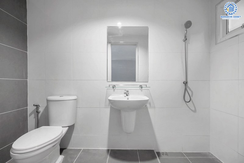 บ้านมือสองตกแต่งใหม่ ม.สรานนท์ ติวานนท์-แจ้งวัฒนะ แต่งครบพร้อมอยู่ เนื้อที่ 18 ตร.ว. ฟังก์ชั่น 4 ห้องนอน 3 ห้องน้ำ กว้างขวางอยู่สบาย บนทำเลติดถนนติวานนท์ ใกล้เซ็นทรัลแจ้งวัฒนะ รองรับรถไฟฟ้าสายอนาคต (สีชมพู)